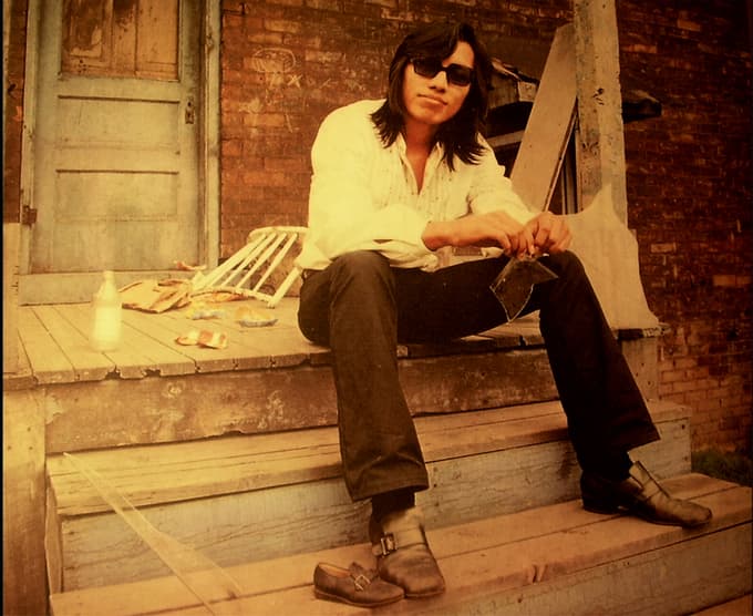Umrl ameriški pevec in pesnik Sixto Rodriguez, za katerega so mnogi mislili, da je umrl že davno
