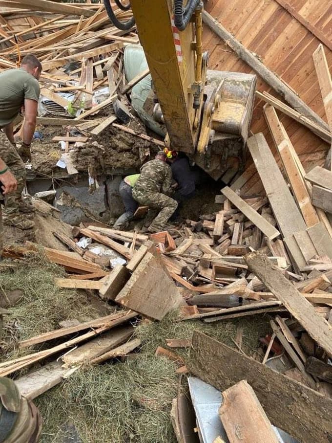 Pripadniki Civilne zaščite in Slovenske vojske so se s skupnimi močmi in s pomočjo sosedov včeraj okoli poldneva dokopali do telička in ga še živega izvlekli. 