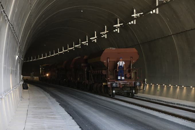 (FOTO in VIDEO) Stresni test: Skozi novi predor ter po novem viaduktu v Pesnici prvič vozile lokomotive