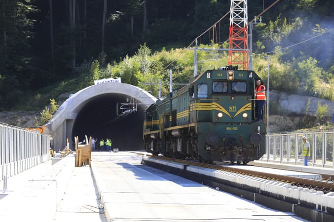 (FOTO in VIDEO) Stresni test: Skozi novi predor ter po novem viaduktu v Pesnici prvič vozile lokomotive