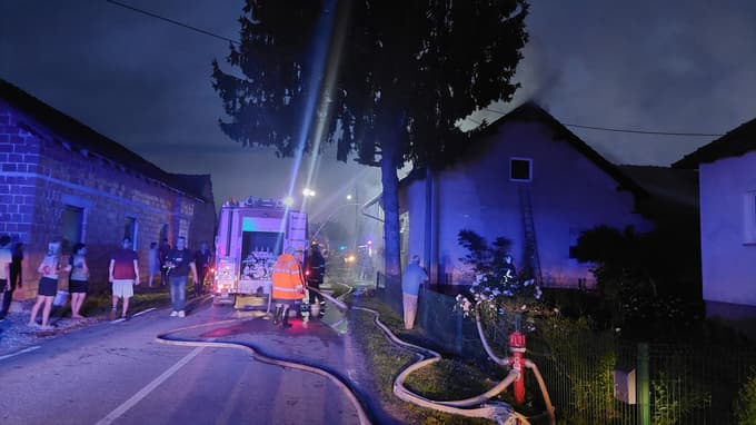 (FOTO) V Ivancih na delu šest gasilskih društev: Dve osebi sta se opekli, zgoreli trije avtomobili