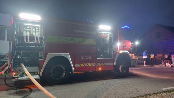 (FOTO) V Ivancih na delu šest gasilskih društev: Dve osebi sta se opekli, zgoreli trije avtomobili