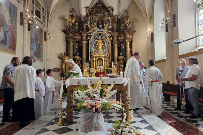 Svečana sveta maša in rokovanje v znak miru in sprave