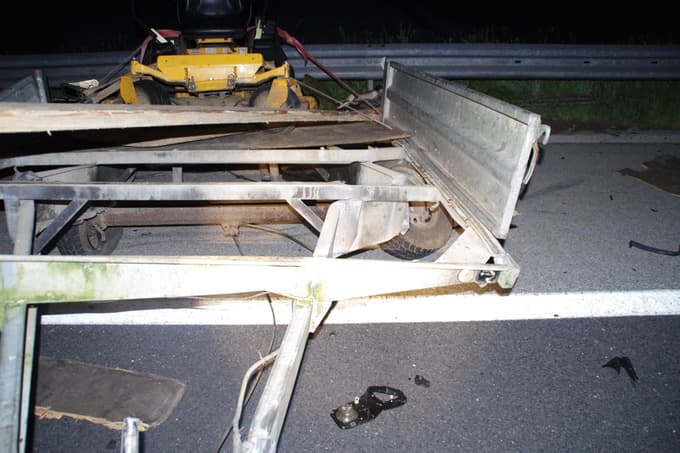 (FOTO) Dolenjska avtocesta: Po trčenju je priklopnik odtrgalo od vozila