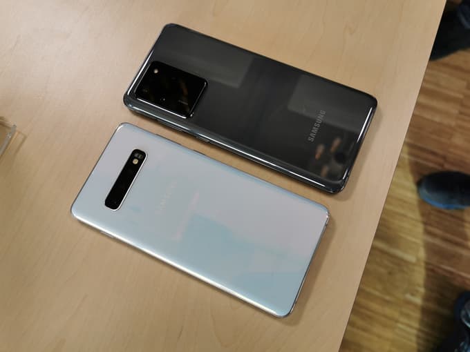 Samsung Galaxy S10+ (beli) in Samsung Galaxy S20 Ultra (črni).