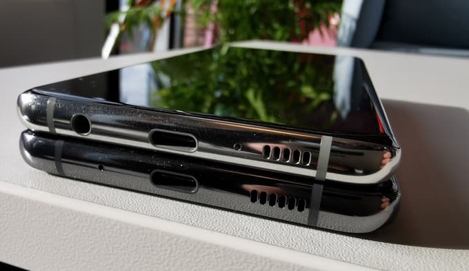 Samsung Galaxy S20 Ultra (spodaj) in Samsung Galaxy S10+.