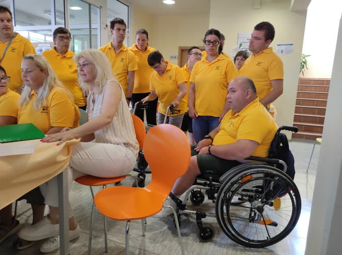 Lahko branje je namenjeno skupinam ljudi, ki se težje spopadajo z branjem v slovenskem jeziku.