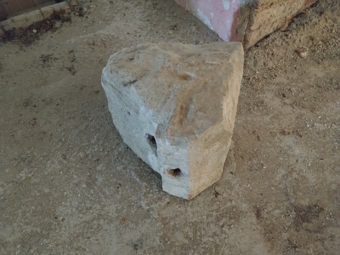 Spolija kot del srednjeveškega okenskega okvira