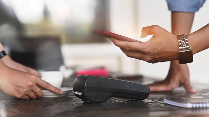 Tudi cerkev se modernizira: Pred veliko nočjo v vse več župnijah tudi plačilo s kartico