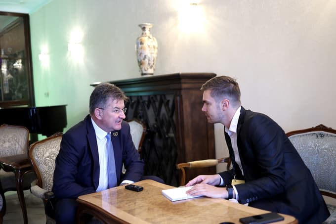 Večkrat je govoril tudi za Večer. 