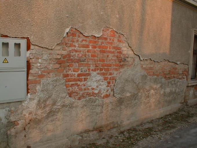 Za kapilarno vlago je značilno, da se širi iz vlažnega terena in nato pride v stik z nezaščitenim gradbenim delom. Omet in oplesk se sčasoma začneta napihovati, luščiti in odpadati.