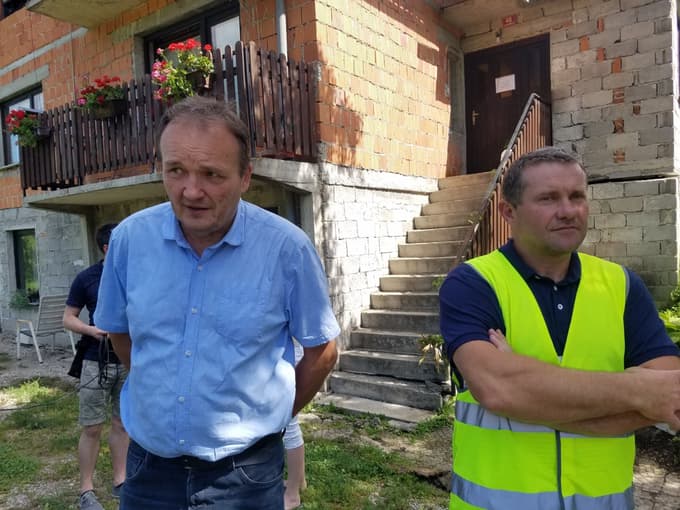 Laški župan Franc Zdolšek in poveljnik CZ Matjaž Pikl pred uničeno hišo.
