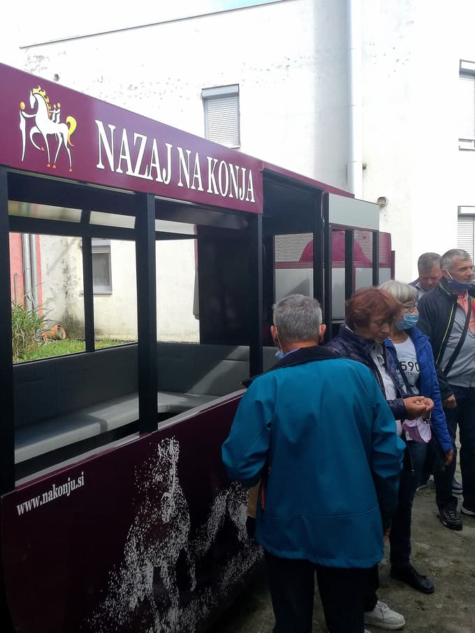 Že v prihodnjem letu bo goste na destinaciji Ravno polje prevažala prav posebna kočija, ki je trenutno še v kraju Starošince. 