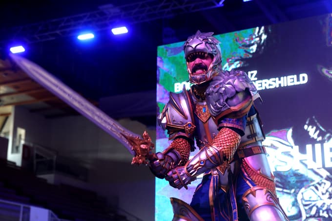 (VIDEO) Kralj Llane iz filma Warcraft zmagovalec tekmovanja za najboljši cosplay na Epicentru 22