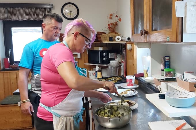 Aleš Drekonja, predsednik PD Preddvor, in Mojca Markun, oskrbnica Planinske koče na Sv. Jakobu