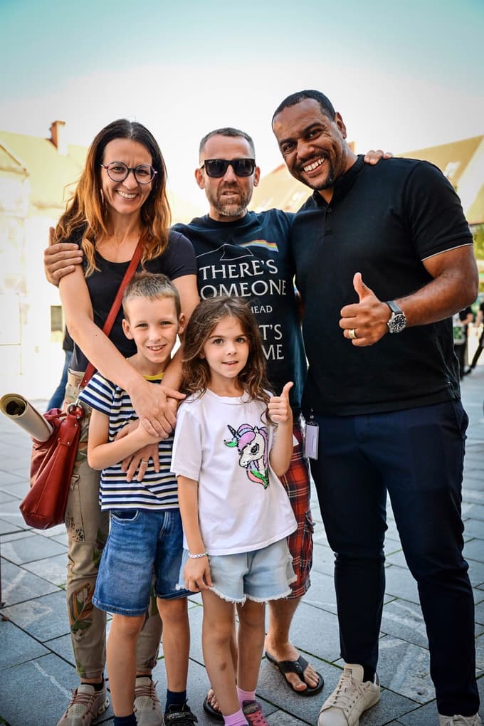 Marko Kaloh že od mladosti goji afiniteto do športa, še posebej do NK Maribor, s klubskimi legendami (na fotografiji z Marcosom Tavaresem in svojo družino) je stkal tudi prijateljske vezi.