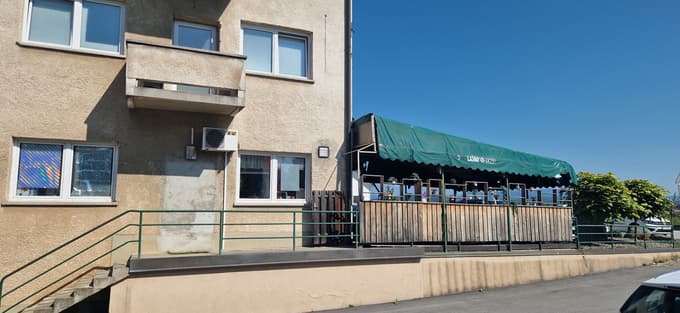 Zločin se je zgodil v stavbi, kjer je obtoženi najemal gostinski lokal.