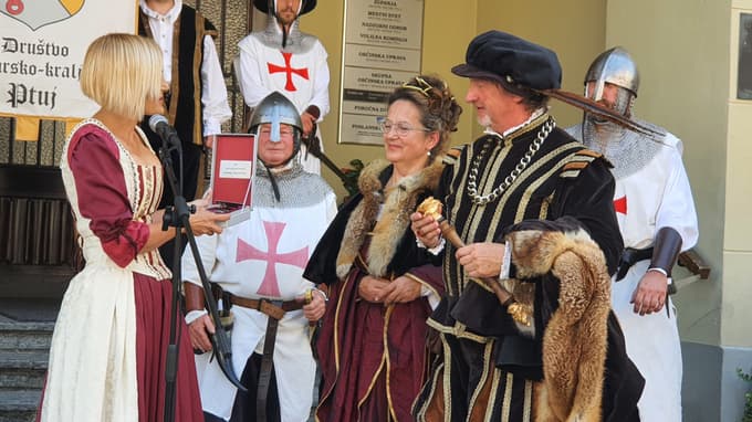 Ptujska županja oziroma danes mati županja Nuška Gajšek je čestitala društvu za 20 let delovanja 