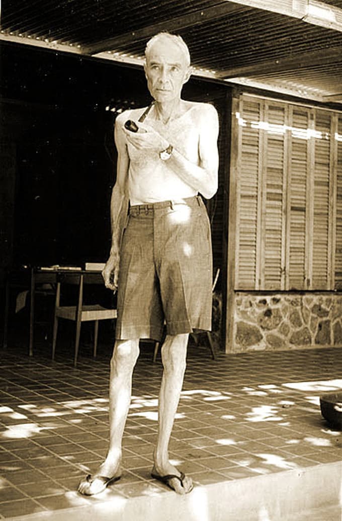 Julius Robert Oppenheimer pred svojo asketsko otoško hiško