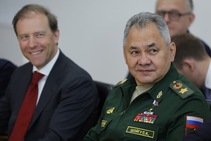 Namestnik ruskega ministra za industrijo Denis Manturov in obrambni minister Sergej Šojguj.