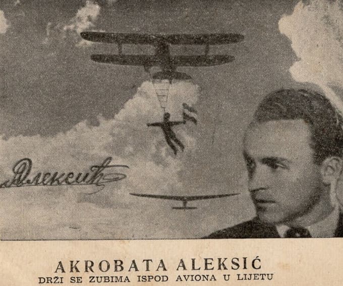 Drži se z zobmi pod letalom v letu