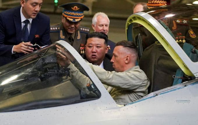 (FOTO) Kim obiskal tovarno vojaških letal na skrajnem vzhodu Rusije