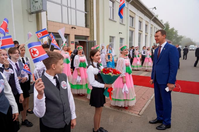 (FOTO) Kim obiskal tovarno vojaških letal na skrajnem vzhodu Rusije
