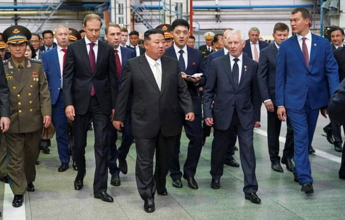 (FOTO) Kim obiskal tovarno vojaških letal na skrajnem vzhodu Rusije
