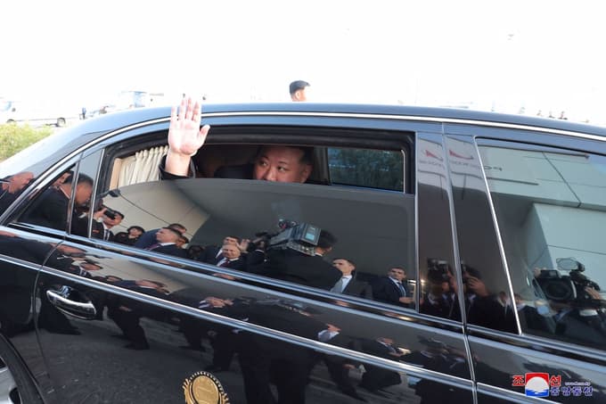(FOTO) Kim obiskal tovarno vojaških letal na skrajnem vzhodu Rusije