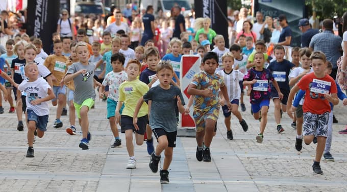 Malo starejši otroci so tekli iz Trga Leona Štuklja zavili levo na Grajski trg, nato po Vetrinjski nadaljevali do Jurčičeve ulice, kjer so zavili levo do cilja na trg Leona Štuklja.