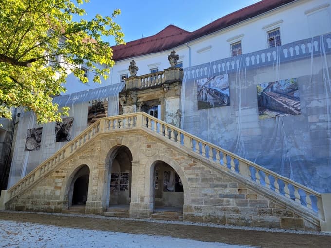 Pred kratkim so obnovili zunanje stopnišče pri gradu