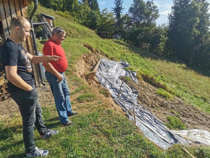 Družinsko hišo na Tolstem Vrhu ogroža plaz.