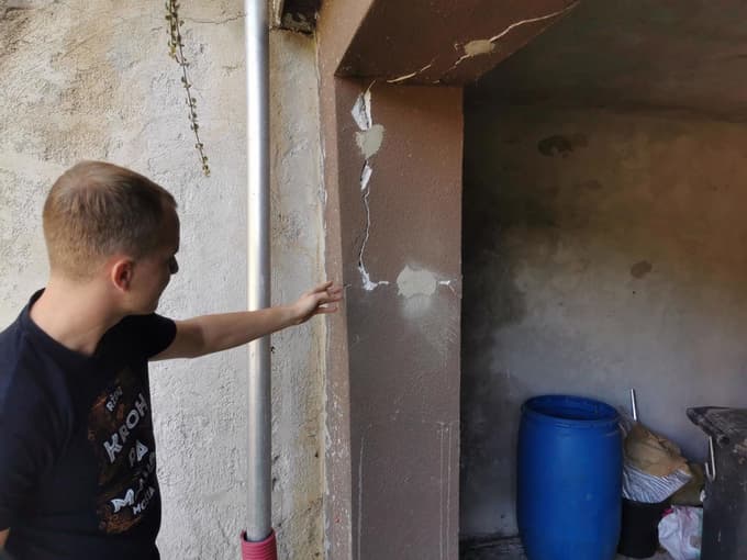 Žan Lah pokaže razpoke na steni.