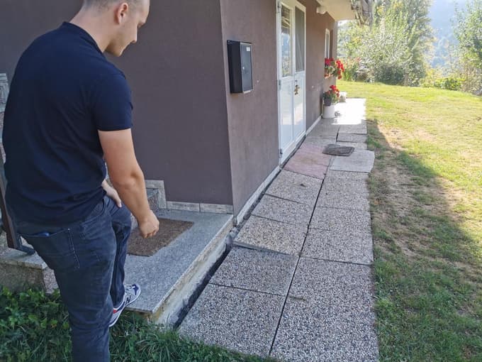 Razpoke so tudi pred hišo.