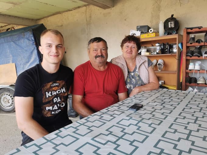 Žan, Rajko in Jožica si želijo čim prejšnje sanacije plazu pod hišo.