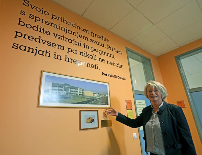 Na osrednjem hodniku šole bo ostal njen napotek dijakom in zaposlenim, naj nikoli ne nehajo sanjati in vztrajati.