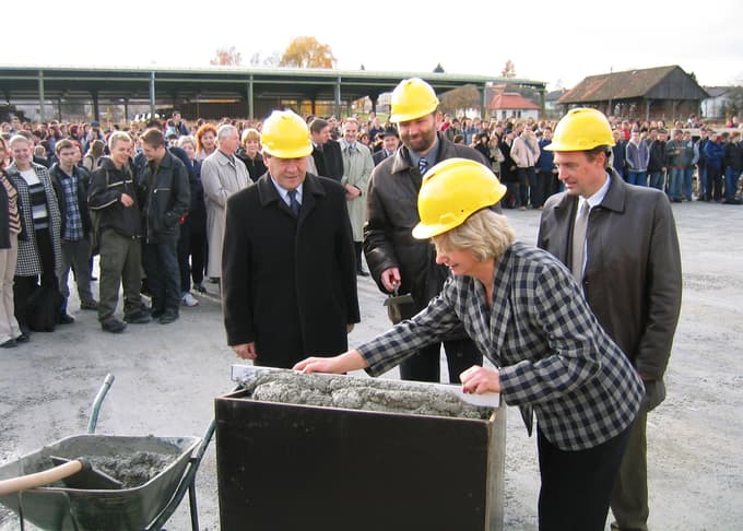 Leta 2003 med polaganjem temeljnega kamna za nove prostore srednje šole