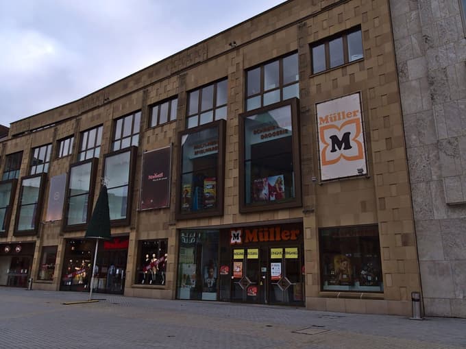 Trije posvojenci Erwina Müllerja po besedah njegove žene "vohajo velik denar". 