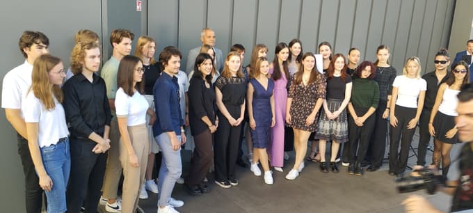 Župan Saša Arsenovič z dijaki II. gimnazije Maribor, ki so odlično opravili s splošno in mednarodno maturo