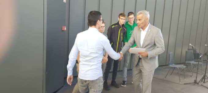 Vsakemu odličnjaku tudi Srednje gradbene šole in gimnazije Maribor, ki je prišel na podelitev občinskih priznanj, je župan stisnil roko.