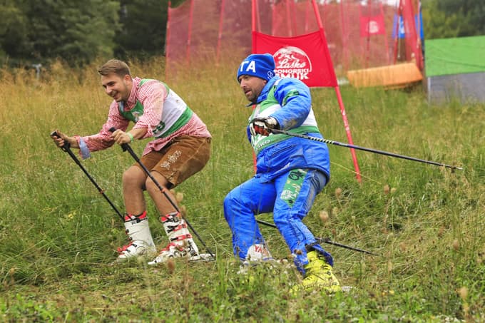 (FOTO in VIDEO) Športni vikend in retro smuk: "Naj se vsuje trpotec, ne bojimo se niti kislice niti divje detelje ..."