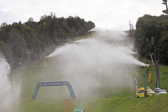 (FOTO in VIDEO) Športni vikend in retro smuk: "Naj se vsuje trpotec, ne bojimo se niti kislice niti divje detelje ..."
