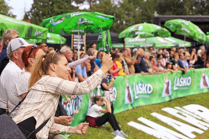 (FOTO in VIDEO) Športni vikend in retro smuk: "Naj se vsuje trpotec, ne bojimo se niti kislice niti divje detelje ..."