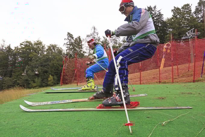 (FOTO in VIDEO) Športni vikend in retro smuk: "Naj se vsuje trpotec, ne bojimo se niti kislice niti divje detelje ..."