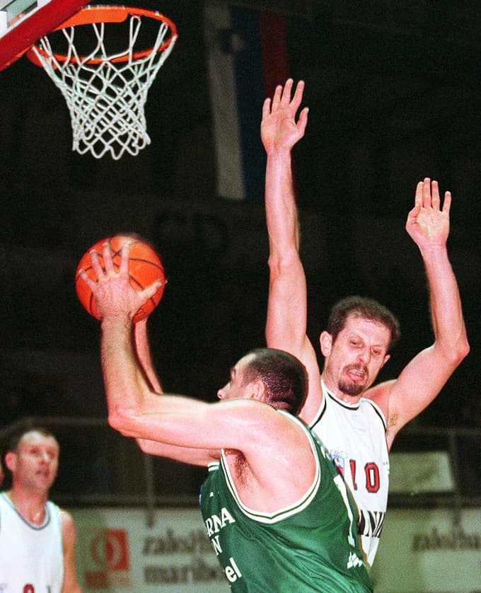 Spomin na prvoligaški spopad v dvorani Tabor leta 1999: Pošta Branik proti Unionu Olimpiji, Slavko Kotnik, takrat v dresu zmajev, proti Mariu Primorcu. Razplet akcije opazuje Matjaž Tovornik.