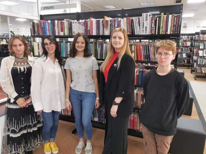 Pet letošnjih finalistk festivala mlade literature Urška. Zmagovalka Ana Kumperger je tretja z leve. 