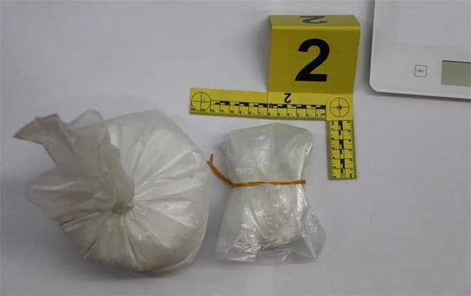 (VIDEO) Policija na jadrnici zasegla skoraj tono kokaina in posnela prizore aretacije