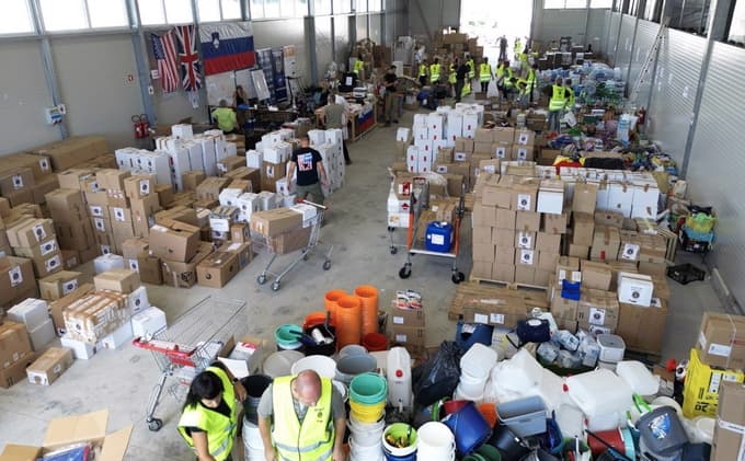 Le nekaj ur po uničujočih poplavah so se v IPO odzvali in ljudi prosili za pomoč v donacijah in za delo v zbirnem centru.