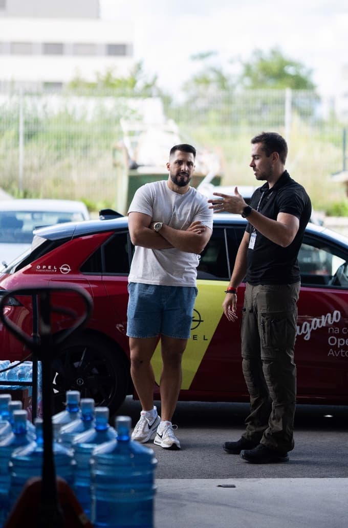 Challe Salle, ki je znan po svoji dobrodelnosti, se je med prvimi odzval klicu na pomoč IPO Slovenija. Na fotografiji je s Črtom Slavcem, znanim fotografom in članom IPO.
