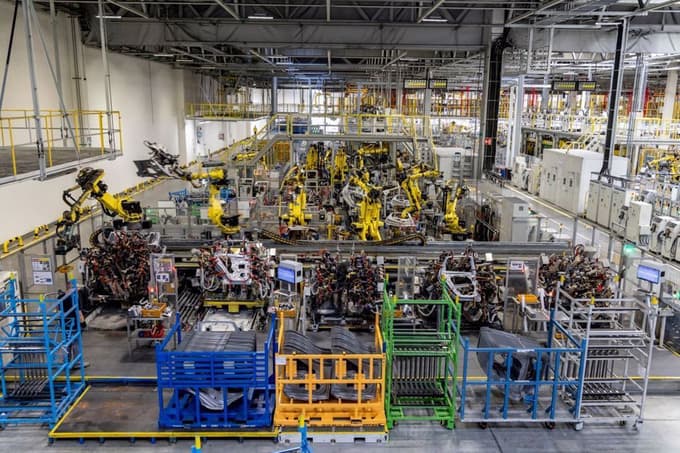 Večino avtomobilov na različne konce po Evropi odpeljejo tovornjaki, preostali del pa z avtovlaki. Kar 228 jih lahko naložijo na vlakovno kompozicijo.